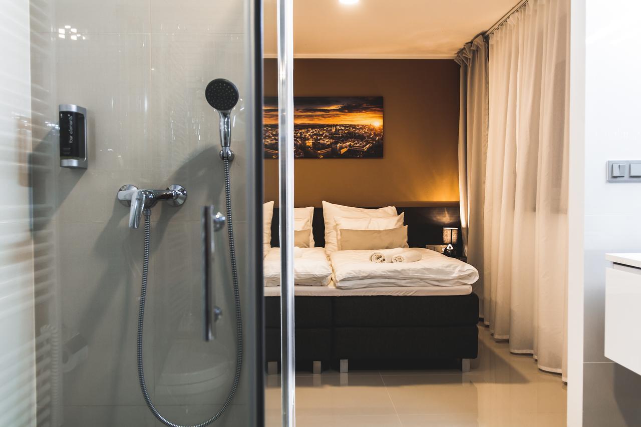 אוסטרבה Silesia Residence מראה חיצוני תמונה A shower in a hotel room
