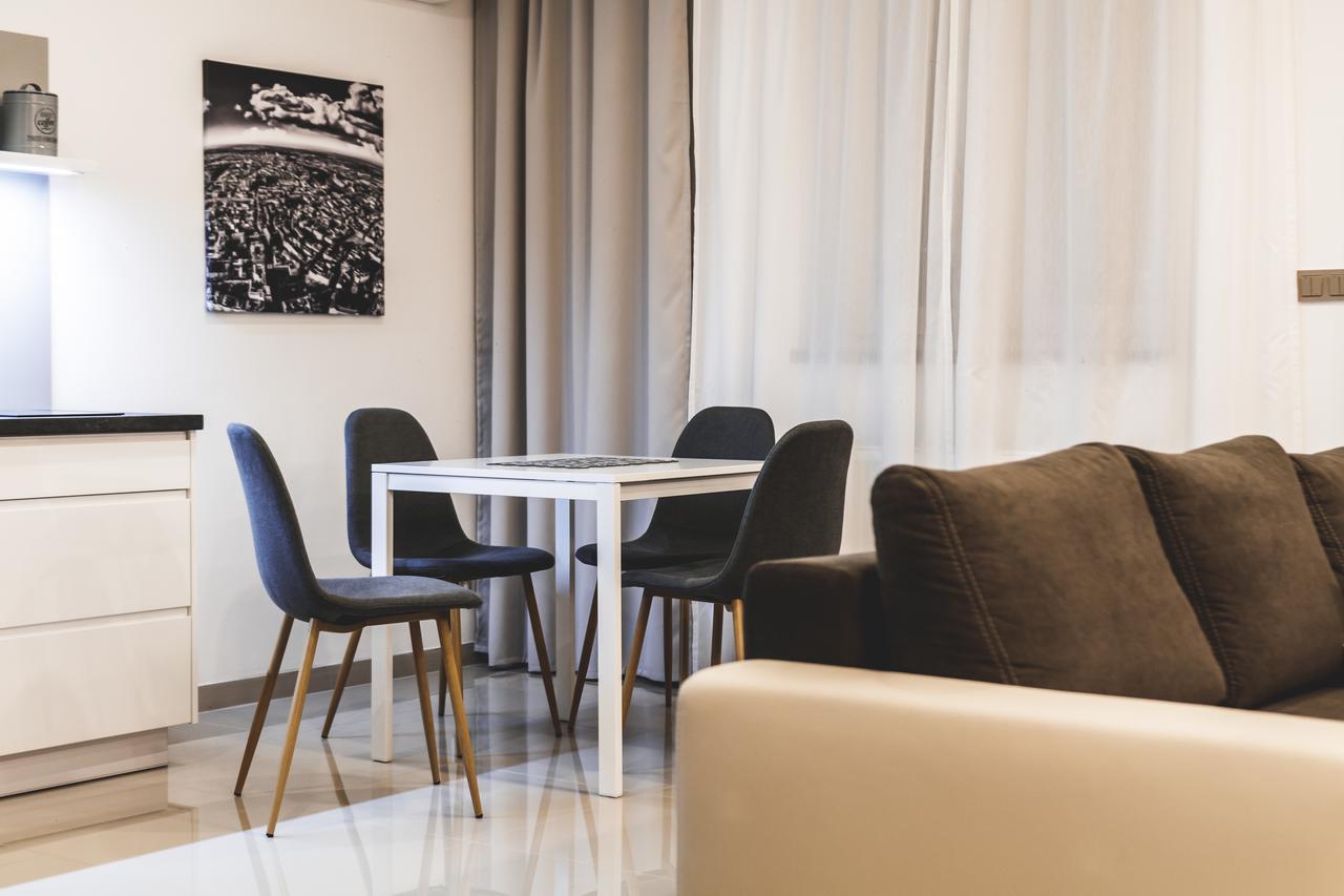 אוסטרבה Silesia Residence מראה חיצוני תמונה A living room with a dining table