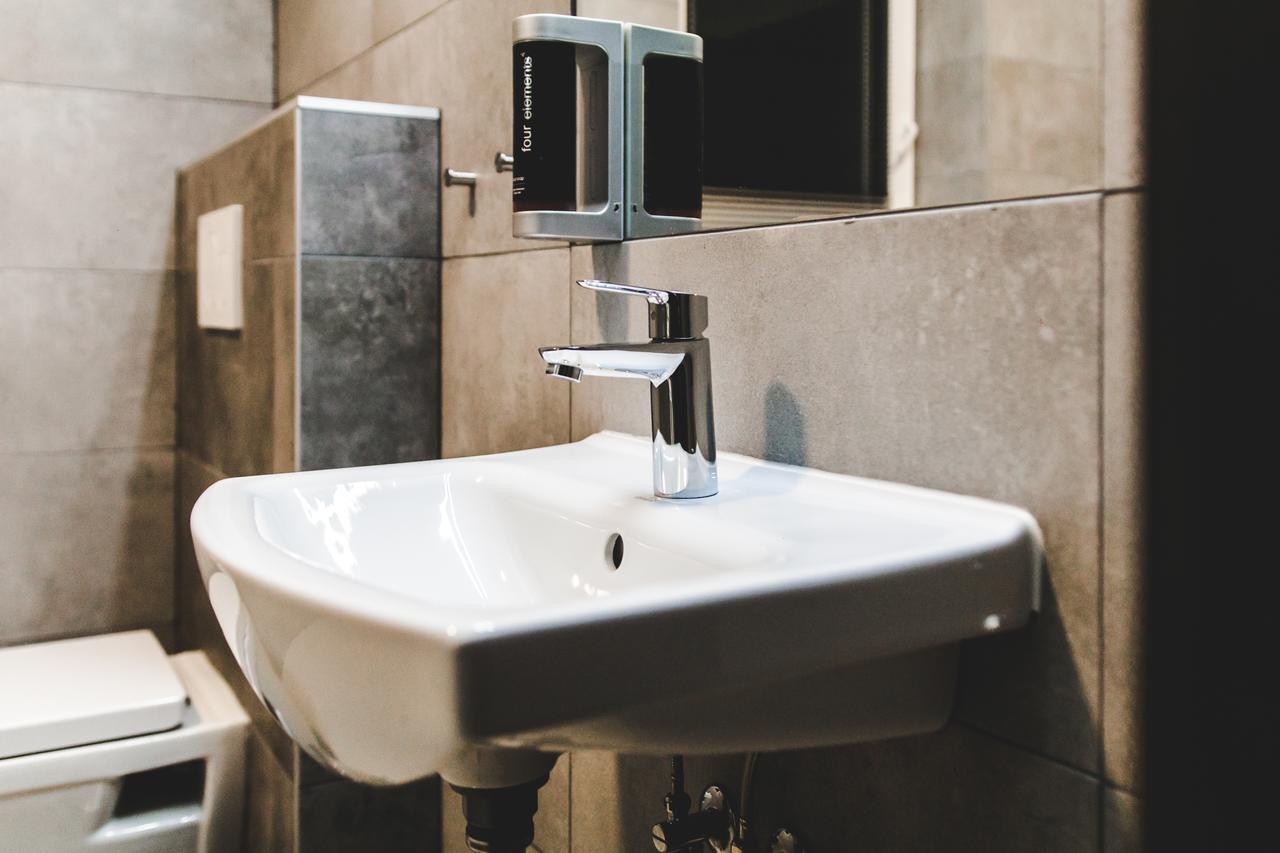 אוסטרבה Silesia Residence מראה חיצוני תמונה A soap dispenser mounted above a sink