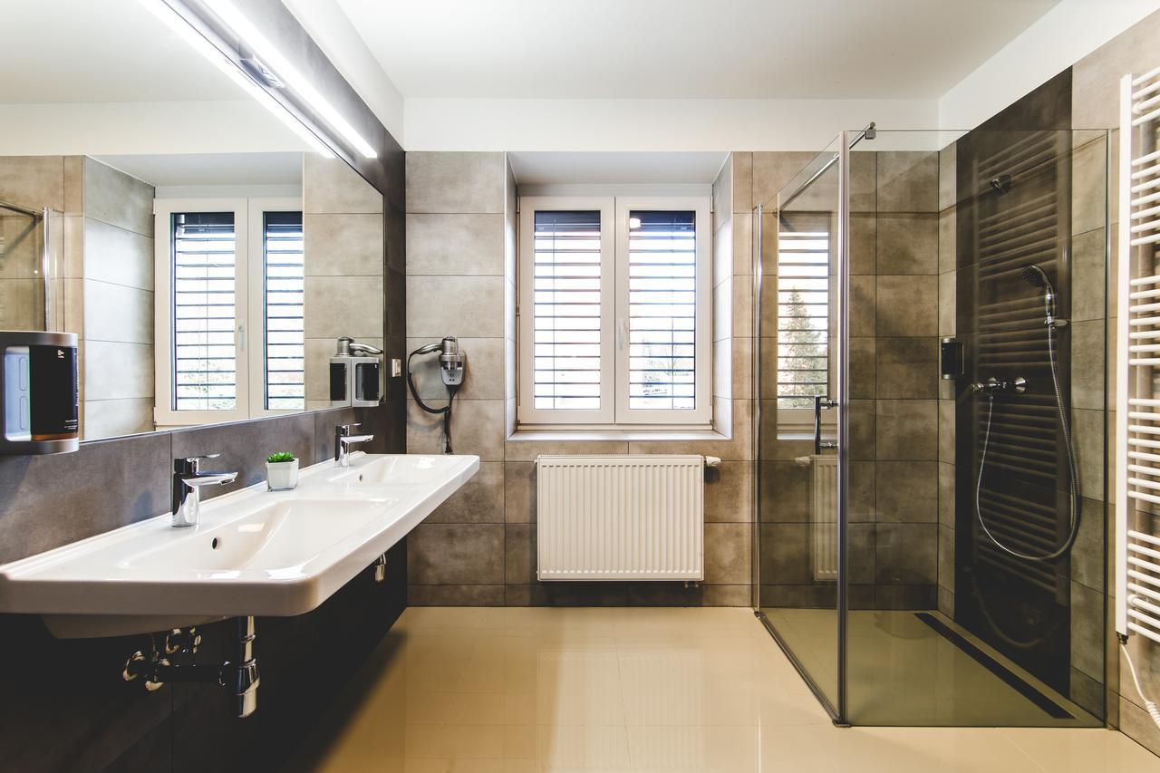 אוסטרבה Silesia Residence מראה חיצוני תמונה Bathroom with shower