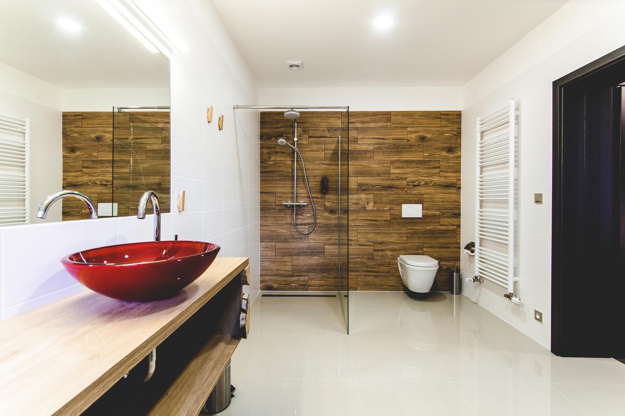 אוסטרבה Silesia Residence מראה חיצוני תמונה Bathroom with shower