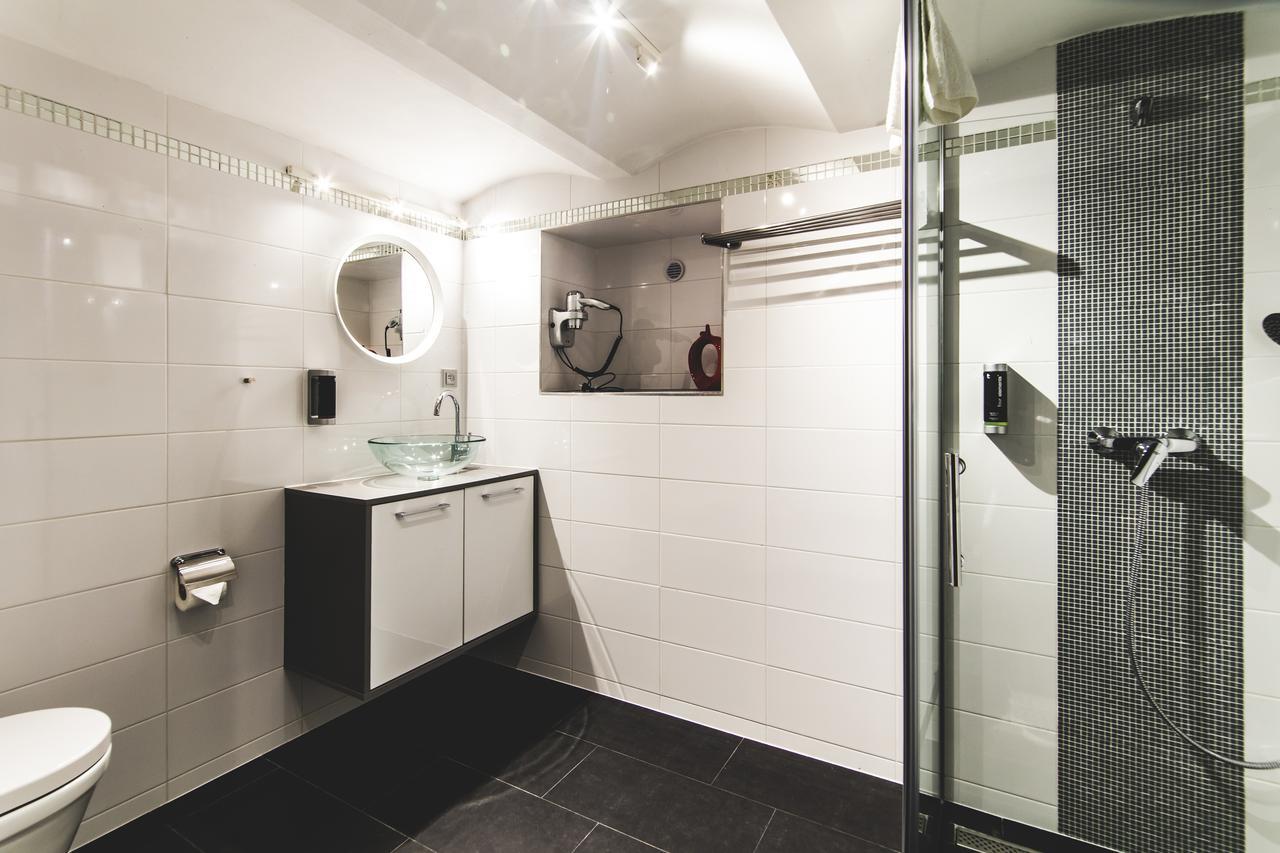 אוסטרבה Silesia Residence מראה חיצוני תמונה Bathroom with shower